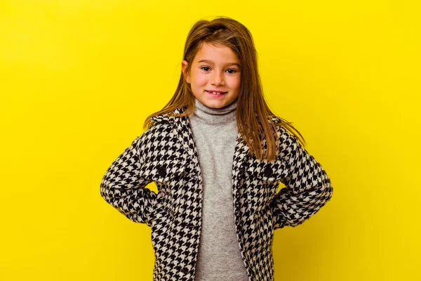 Niña Caucásica Aislada Sobre Fondo Amarillo Feliz Sonriente Alegre —  Fotos de Stock