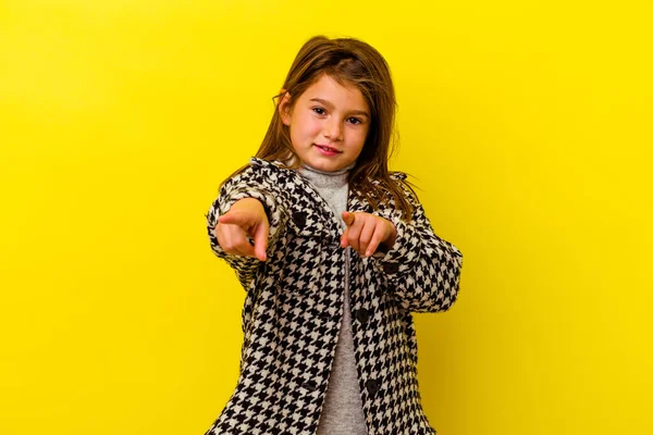Маленька Біла Дівчинка Ізольована Жовтому Тлі Веселі Посмішки Вказують Передній — стокове фото
