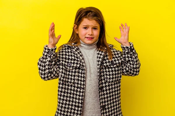 Маленька Біла Дівчинка Ізольована Жовтому Тлі Кричить Люті — стокове фото