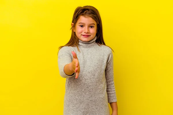 小さなCaucasian女の子絶縁上の黄色Backgroundストレッチング手でカメラで挨拶ジェスチャー — ストック写真