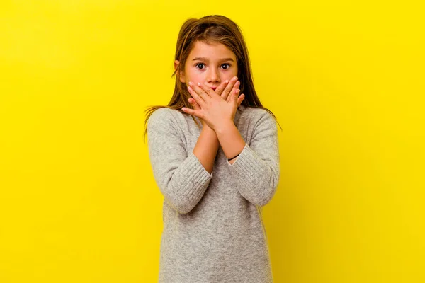 Klein Blank Meisje Geïsoleerd Gele Achtergrond Geschokt Bedekken Mond Met — Stockfoto