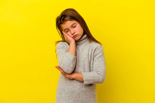 Little Kaukaskie Dziewczyna Izolowane Żółtym Tle Który Jest Znudzony Zmęczony — Zdjęcie stockowe