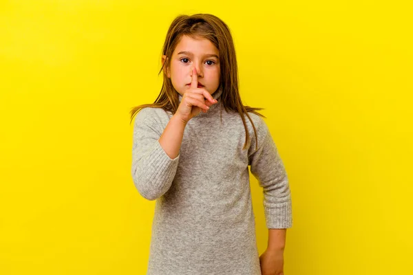 Klein Blank Meisje Geïsoleerd Gele Achtergrond Houden Van Een Geheim — Stockfoto