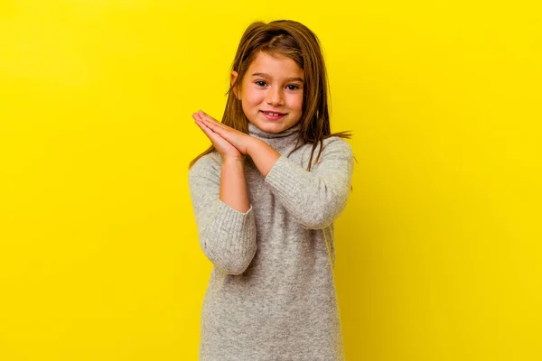 黄色の背景に孤立した小さな白人の女の子は 精力的で快適な感じ 手をこすり自信を持って — ストック写真