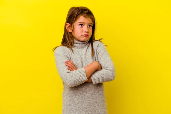 Klein Blank Meisje Geïsoleerd Gele Achtergrond Moe Van Een Repetitieve — Stockfoto