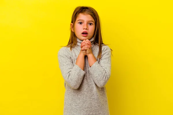 Klein Blank Meisje Geïsoleerd Gele Achtergrond Bidden Voor Geluk Verbaasd — Stockfoto