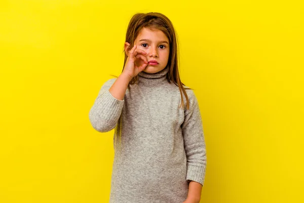 Pequena Menina Caucasiana Isolada Fundo Amarelo Com Dedos Nos Lábios — Fotografia de Stock