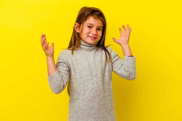 黄色の背景に喜びをたくさん笑って孤立した小さな白人の女の子 幸福の概念 — ストック写真
