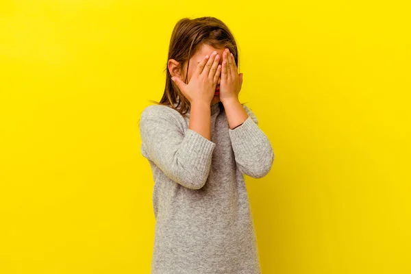 Klein Blank Meisje Geïsoleerd Gele Achtergrond Bang Voor Het Bedekken — Stockfoto
