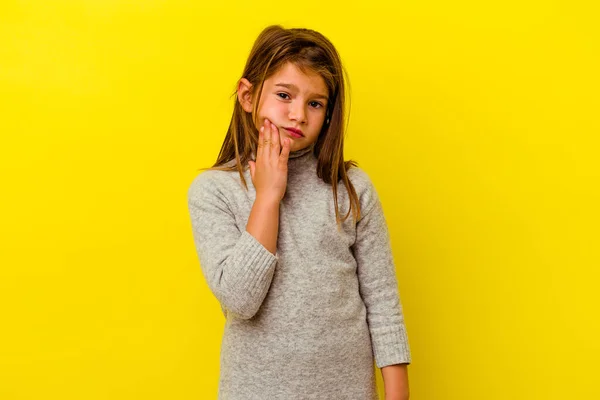 Pequena Menina Caucasiana Isolado Fundo Amarelo Com Uma Forte Dor — Fotografia de Stock