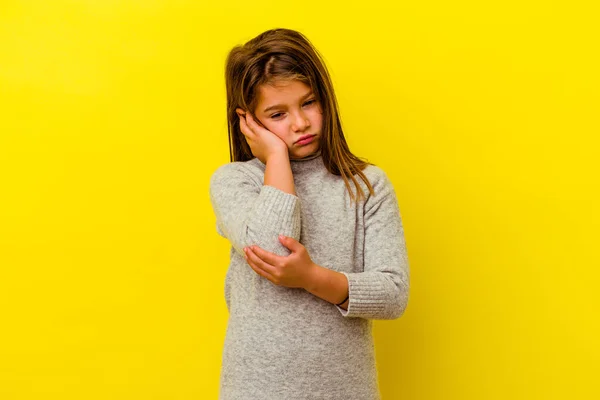 Niña Caucásica Aislada Sobre Fondo Amarillo Masajeando Codo Sufriendo Después —  Fotos de Stock