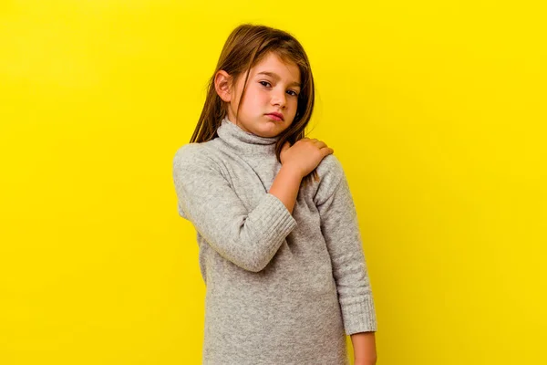 Pequena Menina Caucasiana Isolado Fundo Amarelo Com Uma Dor Ombro — Fotografia de Stock