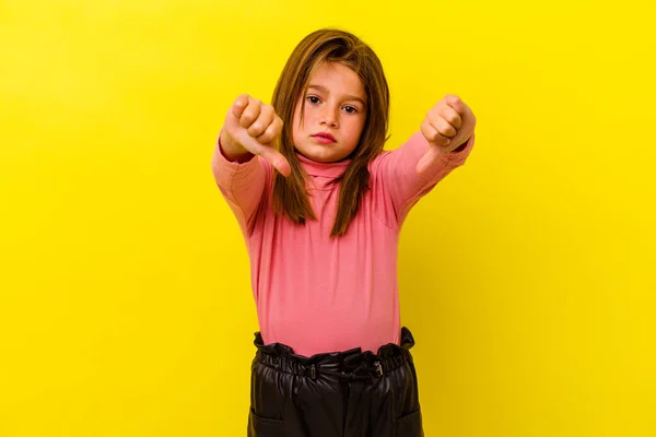 Μικρή Καυκάσια Κοπέλα Απομονωμένη Κίτρινο Φόντο Που Δείχνει Τον Αντίχειρα — Φωτογραφία Αρχείου
