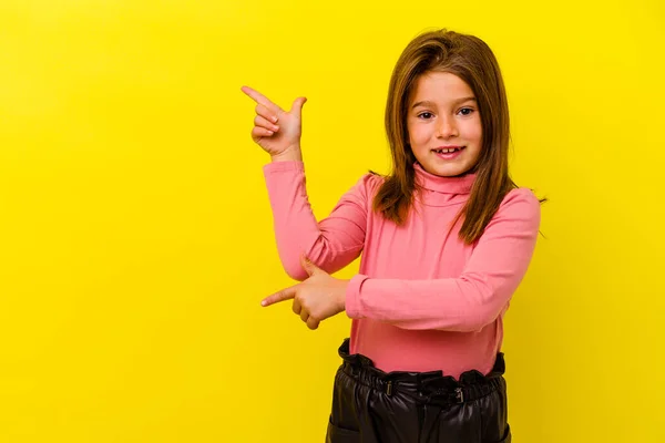 Μικρό Καυκάσιο Κορίτσι Απομονωμένο Κίτρινο Φόντο Ενθουσιασμένο Δείχνοντας Μπροστινά Δάχτυλα — Φωτογραφία Αρχείου