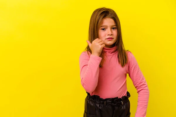 小さなCaucasian女の子隔離された上の黄色の背景ショックポインティングとともにインデックス指へコピースペース — ストック写真