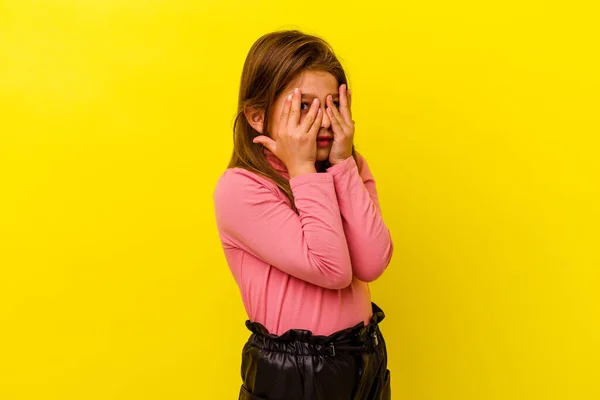 小さなCaucasian女の子隔離されました上の黄色の背景点滅で指恐怖と神経 — ストック写真