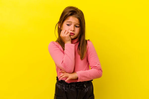 Μικρό Καυκάσιο Κορίτσι Απομονωμένο Κίτρινο Φόντο Δαγκώνει Νύχια Νευρικό Και — Φωτογραφία Αρχείου