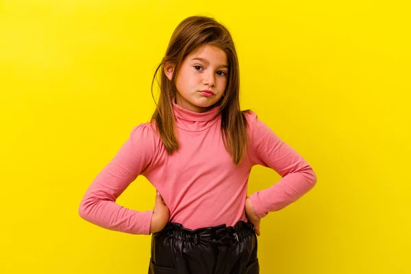 Pequeña Chica Caucásica Aislada Sobre Fondo Amarillo Confundida Siente Dudosa —  Fotos de Stock