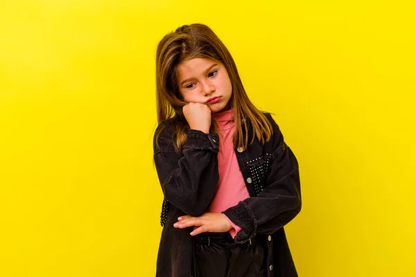 Pequeña Chica Caucásica Aislada Sobre Fondo Amarillo Cansado Una Tarea —  Fotos de Stock