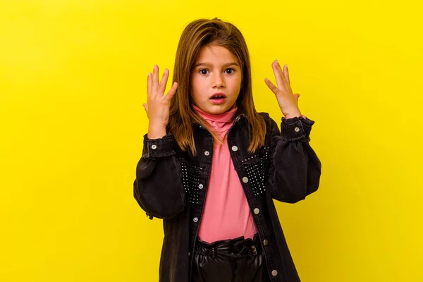 Маленька Біла Дівчинка Ізольована Жовтому Тлі Показує Номер Десять Руками — стокове фото