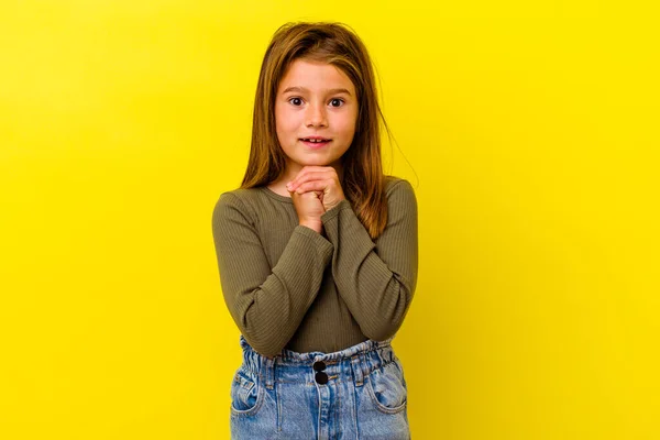 Niña Caucásica Aislada Sobre Fondo Amarillo Rezando Por Suerte Asombrada —  Fotos de Stock