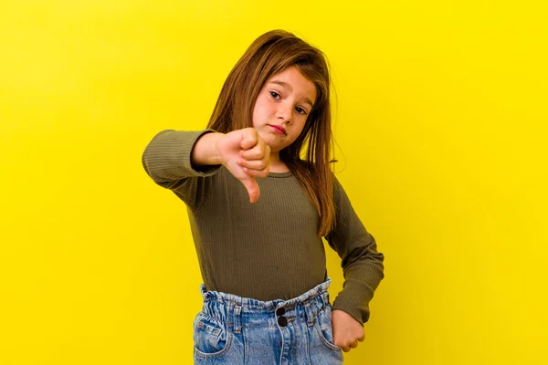 親指を下に示す黄色の背景に隔離された小さな白人の女の子 失望の概念 — ストック写真