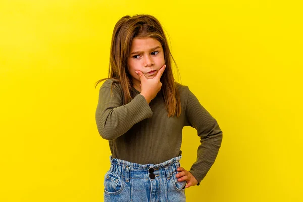 Klein Blank Meisje Geïsoleerd Gele Achtergrond Overweegt Het Plannen Van — Stockfoto