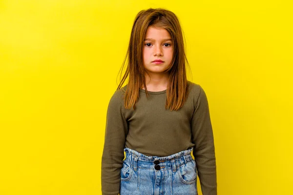 Niña Caucásica Aislada Sobre Fondo Amarillo Triste Cara Seria Sintiéndose —  Fotos de Stock