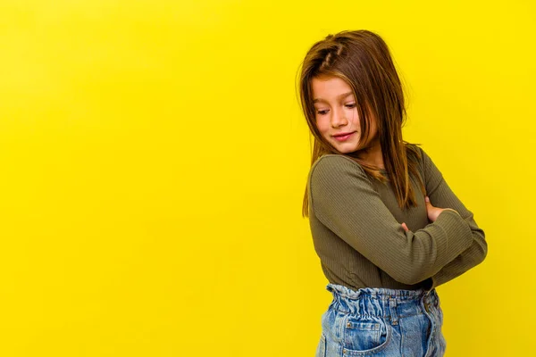 Pequeña Chica Caucásica Aislada Sobre Fondo Amarillo Sonriendo Confiada Con —  Fotos de Stock