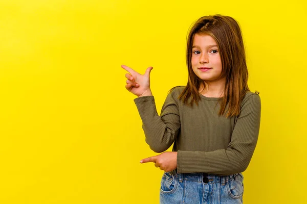 Little Kaukaskie Dziewczyna Izolowane Żółtym Tle Podekscytowany Wskazując Palcem Wskazującym — Zdjęcie stockowe