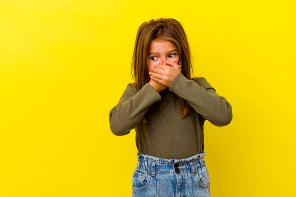 Klein Blank Meisje Geïsoleerd Gele Achtergrond Attent Zoek Naar Een — Stockfoto