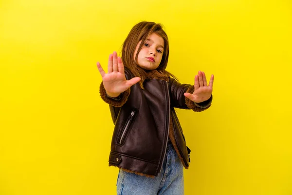 Pequeña Chica Caucásica Aislada Sobre Fondo Amarillo Pie Con Mano —  Fotos de Stock