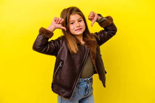 Pequeña Chica Caucásica Aislada Sobre Fondo Amarillo Siente Orgullosa Segura —  Fotos de Stock