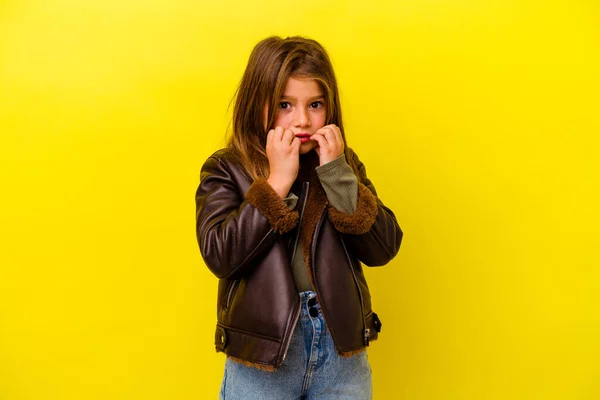 Menina Caucasiana Pouco Isolado Fundo Amarelo Mordendo Unhas Nervoso Muito — Fotografia de Stock