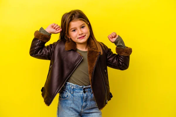 Niña Caucásica Aislada Sobre Fondo Amarillo Brazos Extendidos Posición Relajada —  Fotos de Stock