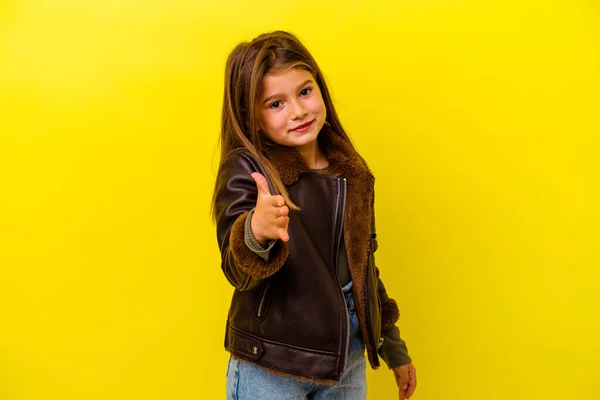 Pequena Menina Caucasiana Isolada Fundo Amarelo Esticando Mão Câmera Gesto — Fotografia de Stock