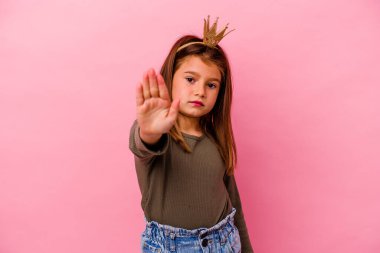 Pembe arka planda izole edilmiş küçük prenses kız elini uzatmış, dur işareti göstererek seni engelliyor..