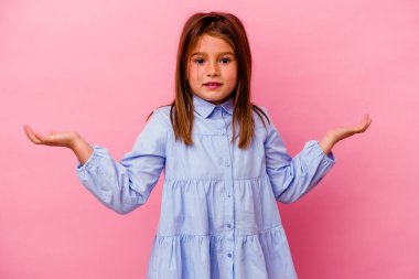 Pembe arka planda izole edilmiş küçük beyaz kız hoş bir ifade sergiliyor..