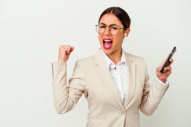 Beyaz arka planda cep telefonu tutan genç bir iş kadını zaferden sonra yumruğunu kaldırıyor, kazanan konsept..
