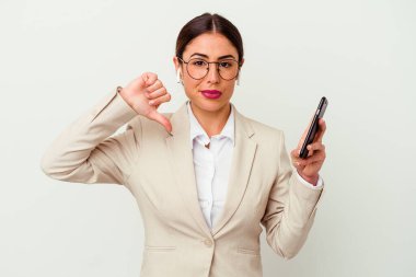 Beyaz arka planda izole edilmiş cep telefonu tutan genç bir iş kadını hoşlanmadığı bir hareket gösteriyor. Anlaşmazlık konsepti.