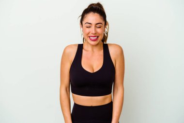 Beyaz arka planda izole edilmiş genç beyaz kadın gülüyor ve gözlerini kapıyor, rahatlamış ve mutlu hissediyor..