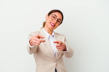 Beyaz arka planda izole edilmiş beyaz iş kadını. Ön tarafı işaret eden neşeli gülümsemeler..