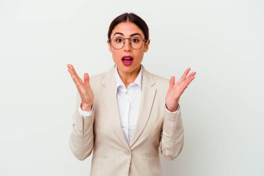 Beyaz arka planda izole edilmiş beyaz iş kadını şaşırdı ve şok oldu..