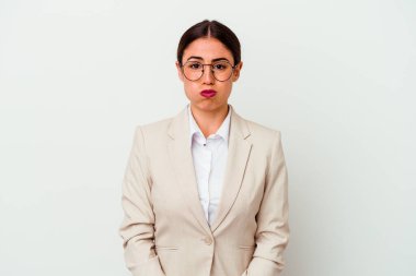 Beyaz arka planda izole genç beyaz iş kadını yanakları şişer, yorgun bir ifadeye sahiptir. Yüz ifadesi kavramı.