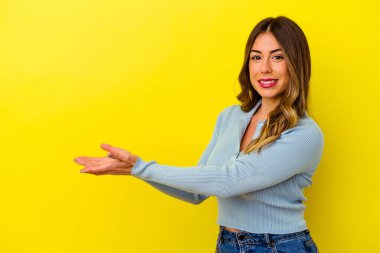 Sarı arka planda izole edilmiş beyaz bir kadın. Elinde palmiye ağacının üzerinde bir fotokopi odası var..