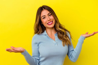 Sarı arka planda izole edilmiş beyaz bir kadın hoş bir yüz ifadesi sergiliyor..