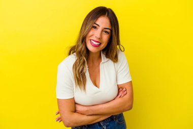 Sarı arka planda yalnız yaşayan beyaz bir kadın gülüyor ve eğleniyor..