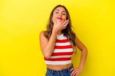 Sarı arka planda izole edilmiş beyaz bir kadın iki seçenek arasında şüphe duyuyor..