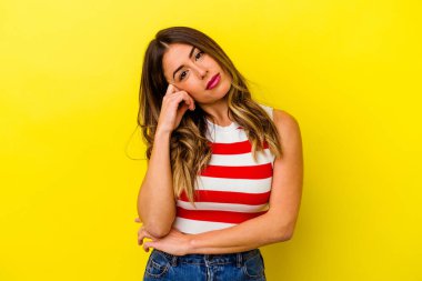 Sarı arka planda izole edilmiş genç beyaz kadın tekrarlanan bir görevden yoruldu..