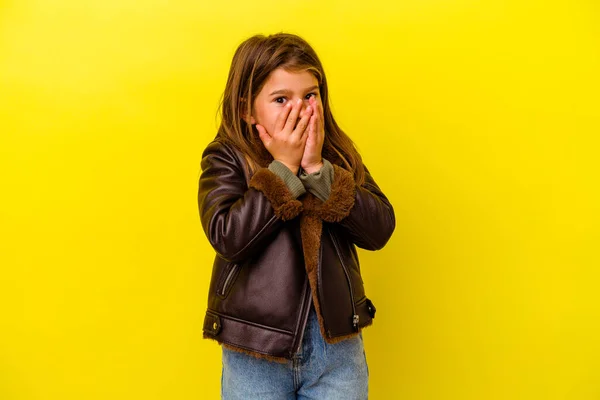 Pequeña Chica Caucásica Aislada Sobre Fondo Amarillo Riendo Algo Cubriendo —  Fotos de Stock